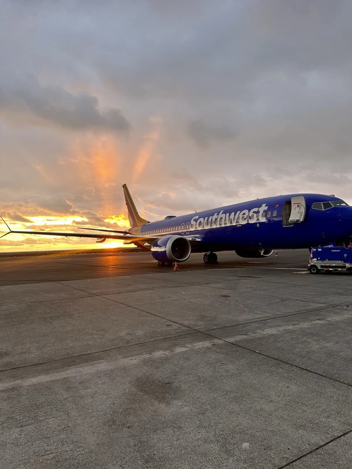How to Survive Airport Bars and Layovers Sober - Zac Spowart | Nomadic Addictt Sober Travel